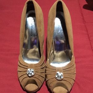 Cute 👠 a little vintage 💜